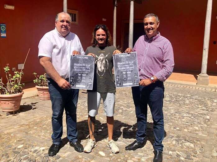 El organizador del festival, Tony González, con los ediles Juan Martel (Cultura) y Servando González (Fiestas) (Foto TA)